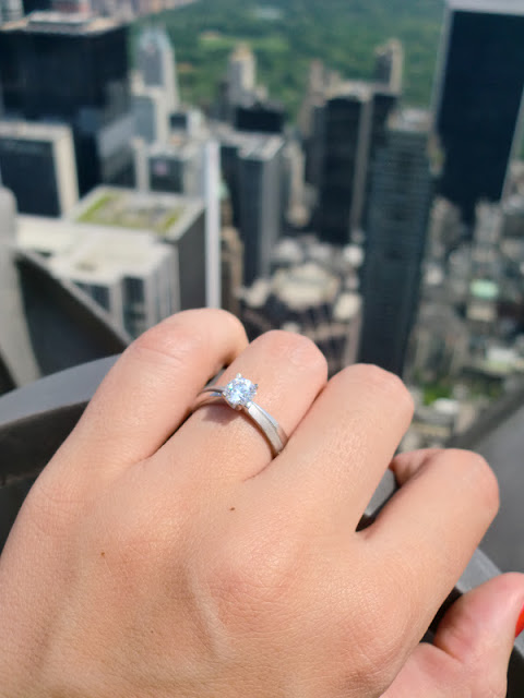Verlobungsring auf Rockefeller Center