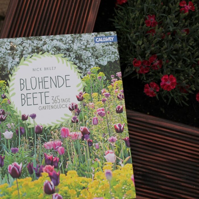 Ein selbstgebautes Hochbeet und das passende Buch dazu: “Blühende Beete”.