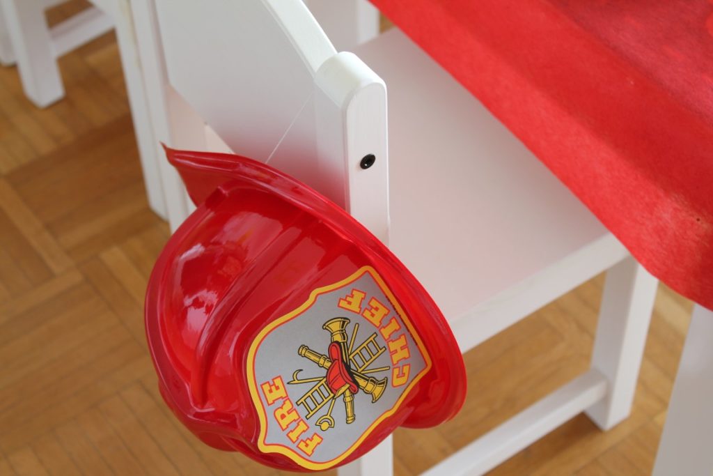 Feuerwehr Geburtstag Kindergeburtstag Feuerwehrmann Sam Jules kleines Freudenhaus Kindertisch Feuerwehrhelm