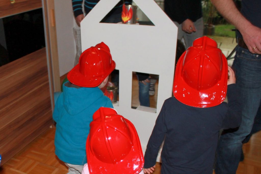 Feuerwehr Geburtstag Kindergeburtstag Feuerwehrmann Sam Jules kleines Freudenhaus Spielidee Brand loeschen