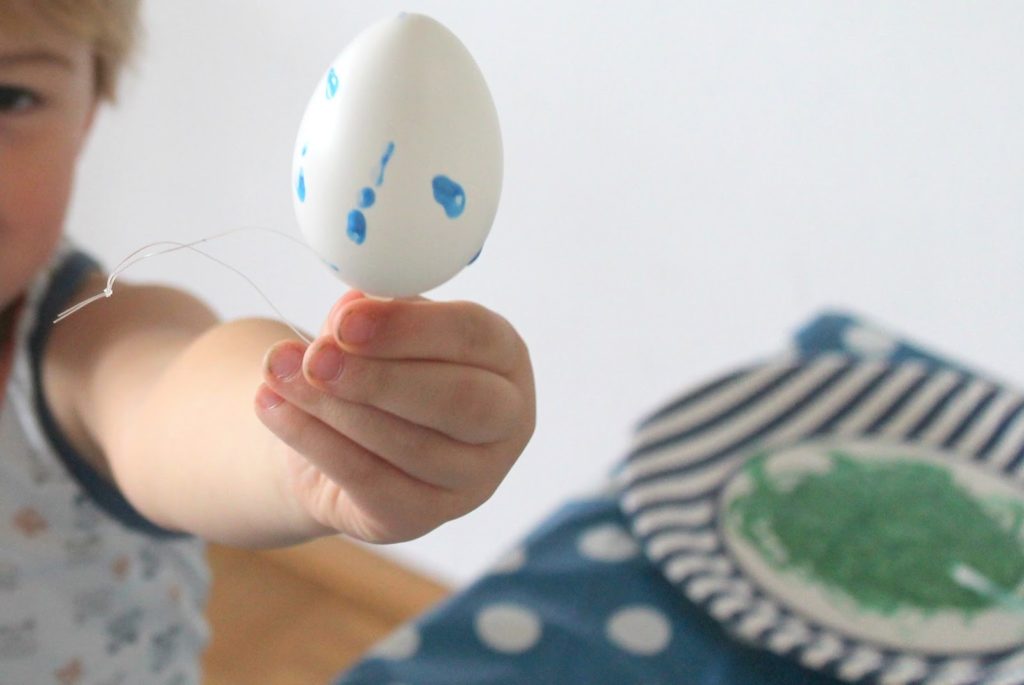 Osterwerkstatt Eier bemalen mit Kindern Jules kleines Freudenhaus Tupfenei