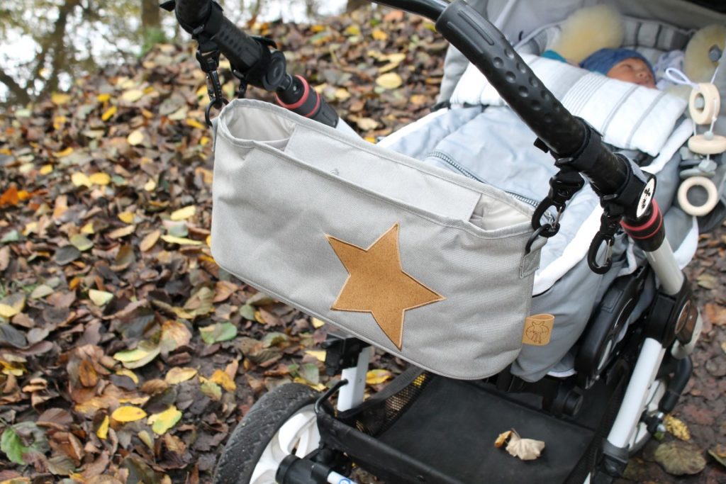 Herbstspaziergang mit Baby Waldspaziergang raus in die Natur Kinderwagen Organizer grau Stern Kork Jules kleines Freudenhaus