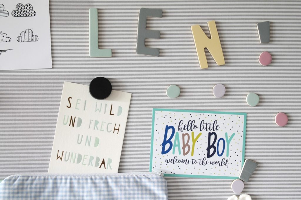 DIY Geburtskarten Anleitung Magnetwand skandinavisch schwarz weiss grau pastell Babyzimmer mit tausendkind und Jules kleines Freudenhaus