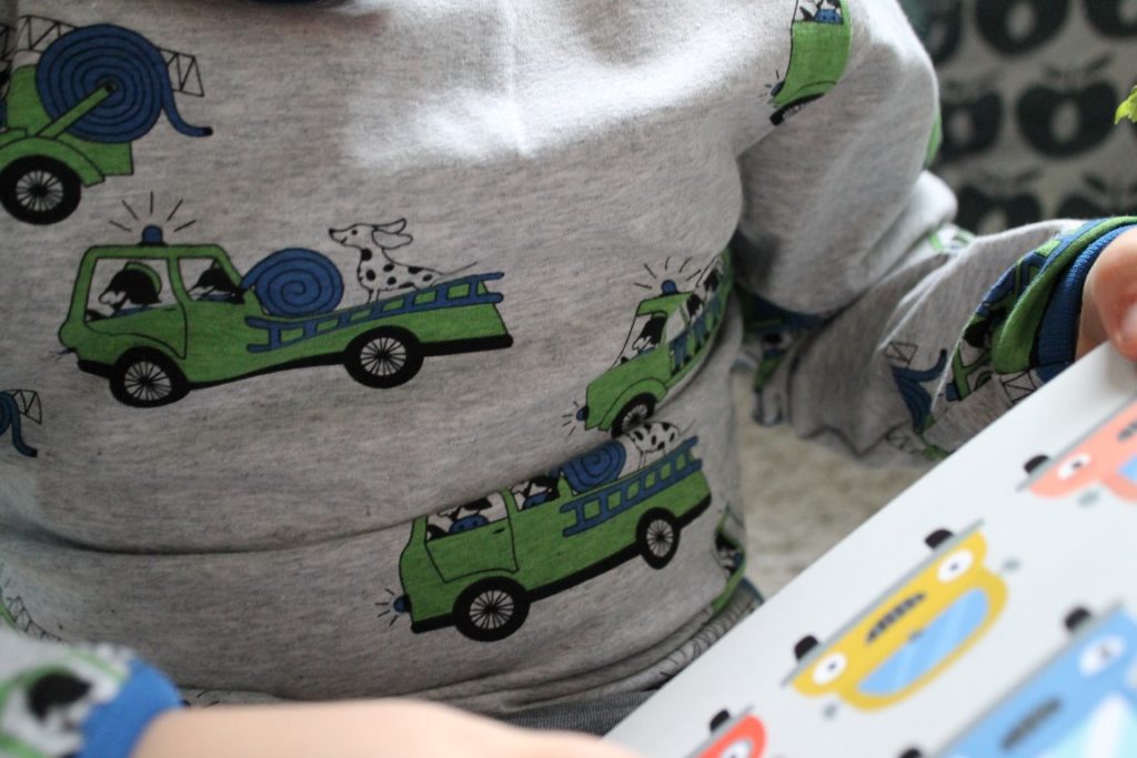 Feuerwehr Auto Print Skandinavische Kindermode von Smafolk Baby Kids Fashion Jules kleines Freudenhaus