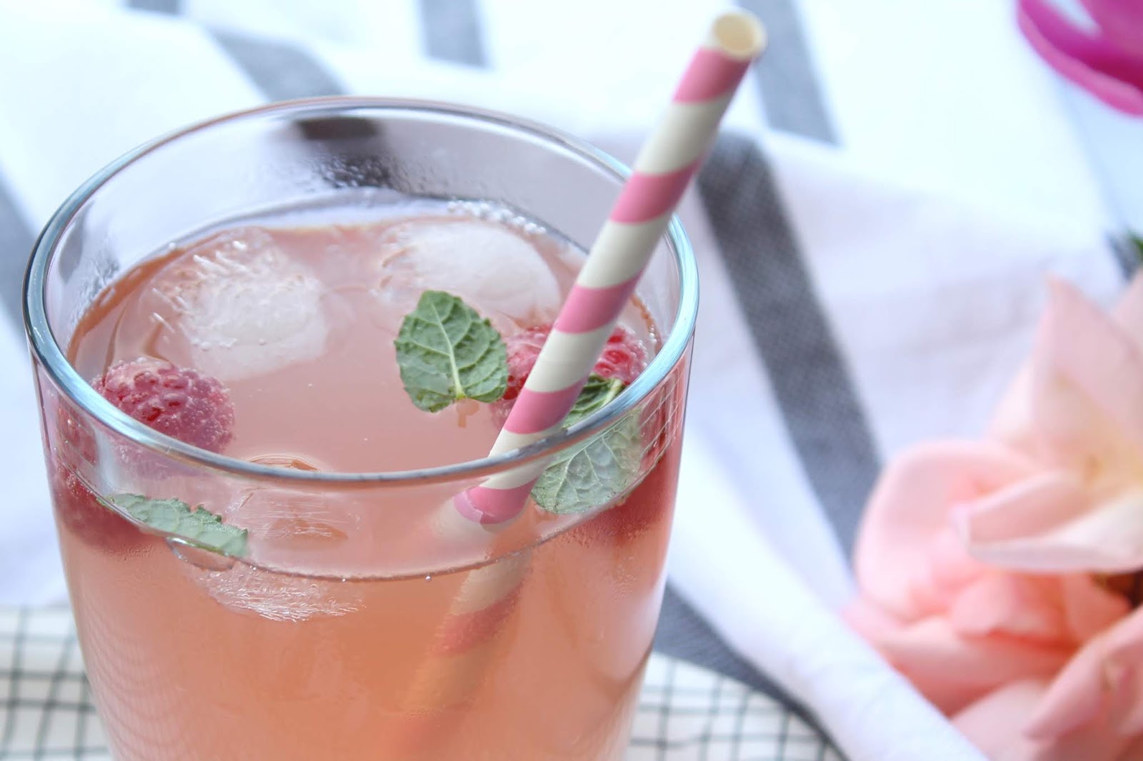 Rosige Erfrischung mit selbstgemachtem Rosen-Sirup - Jules kleine Freuden