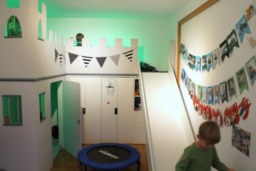Bett Hochbett Ritter IKEA Hack Hoehlen bauen Kuschelecke Spielideen im Winter Jules kleines Freudenhaus
