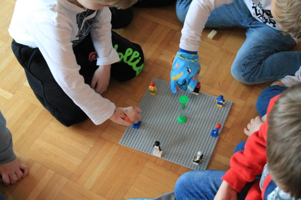 Spielidee drinnen Kindergeburtstag LEGO Astronauten wuerfeln Kindergeburtstag Deko LEGO Weltraum Party Jules kleines Freudenhaus
