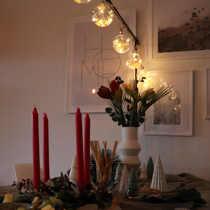 Eine Adventstafel mit Trockenblumen- und herzhaftem Adventskranz zum Vernaschen