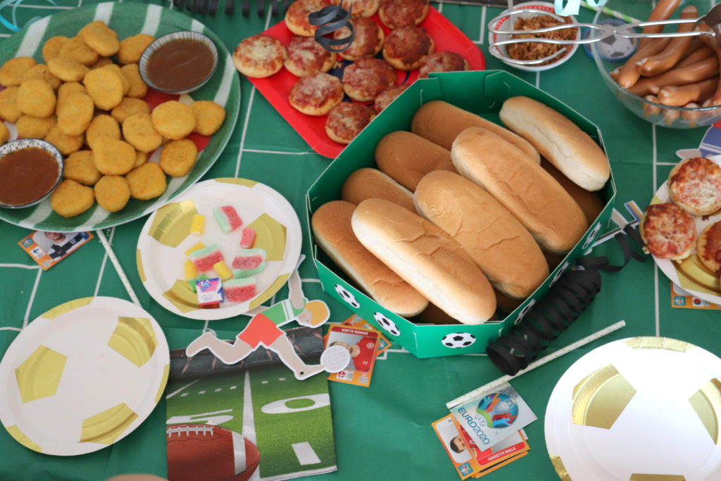 stadionessen Kindergeburtstag Sportlerparty Hot Dog Pizza