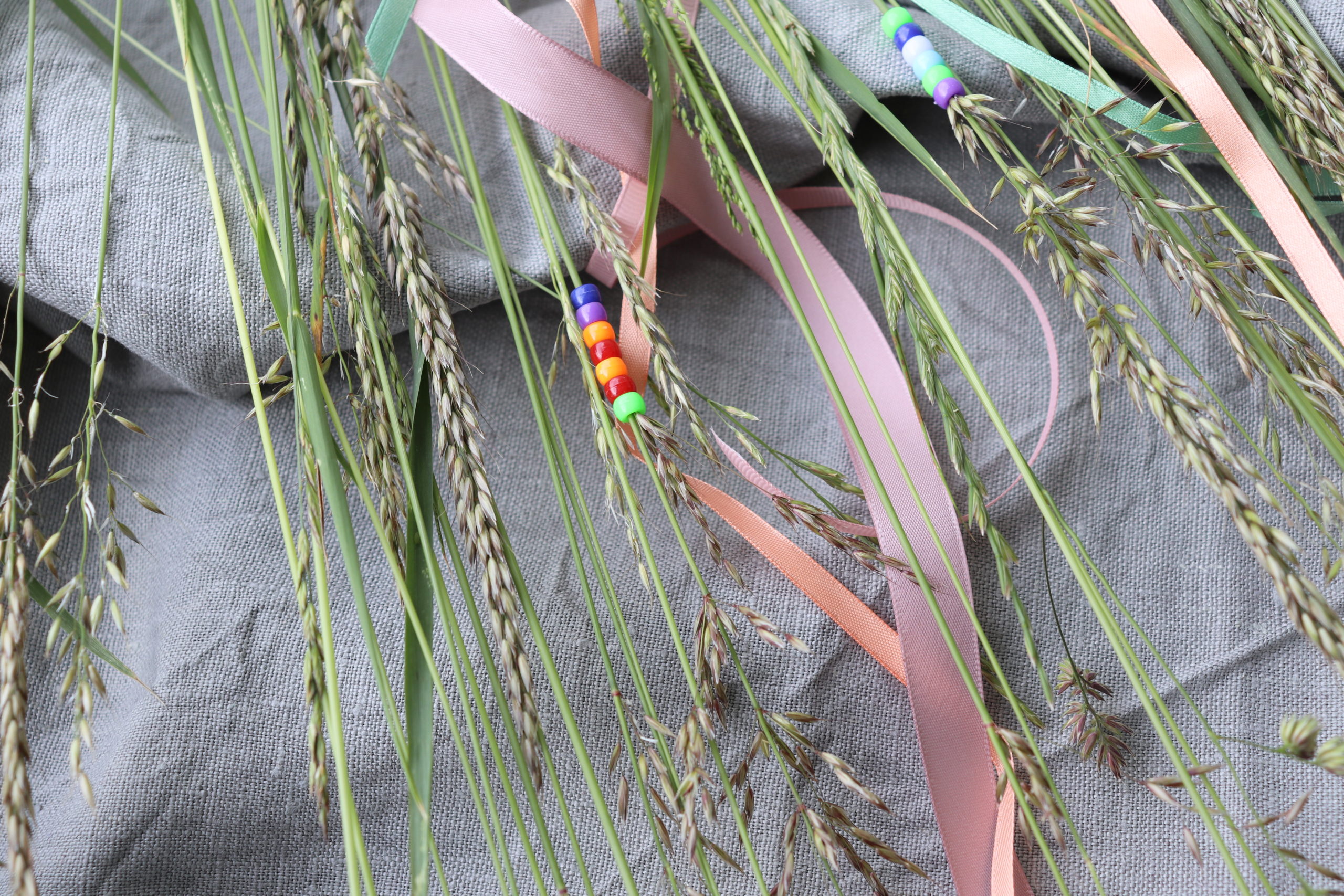 WIesenblumen und Gräser schmücken Mittsommer