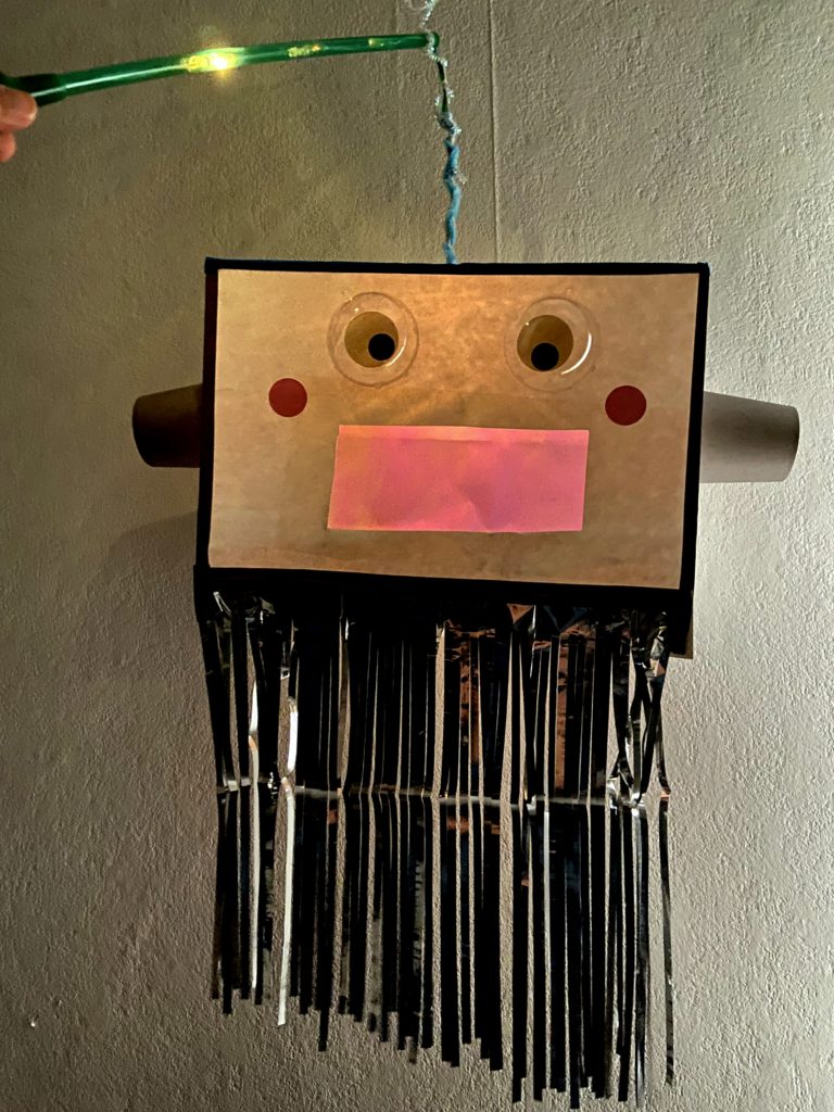 DIY Roboter Laterne aus Papiertüte