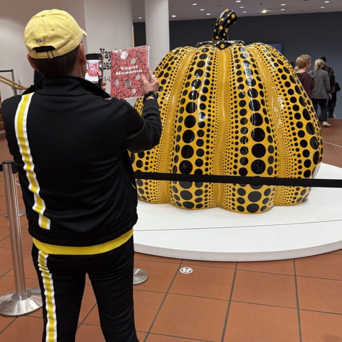 Die Welt in Punkten – ein Besuch bei Yayoi Kusama